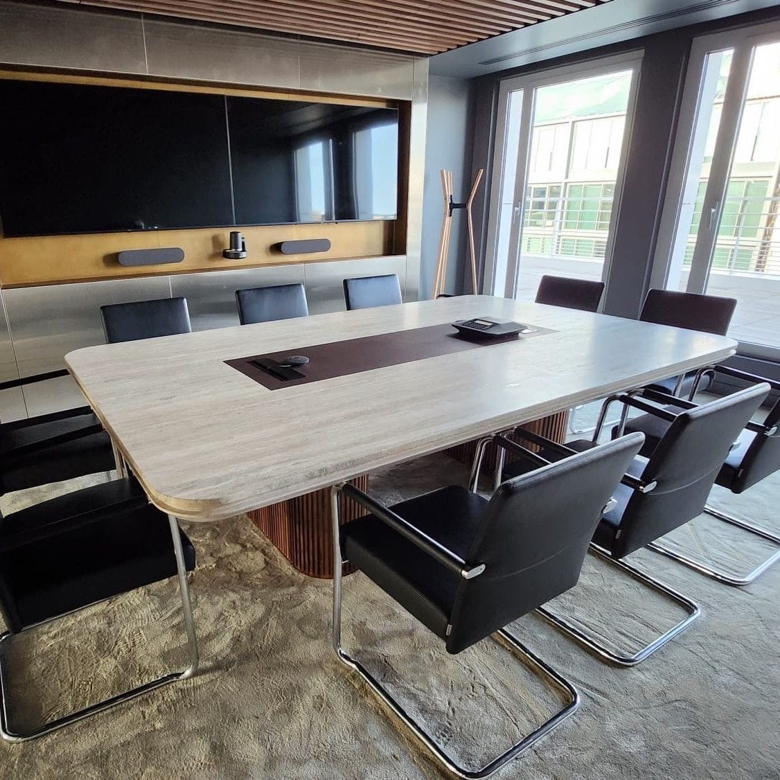 Réalisation d'un bureau dans une salle de meeting