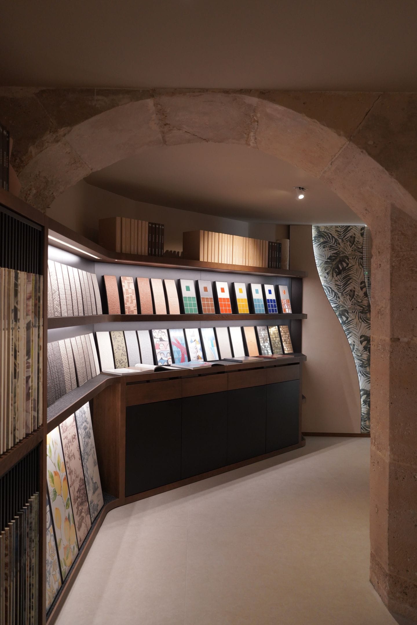 Photo des étagères du showroom de mirage