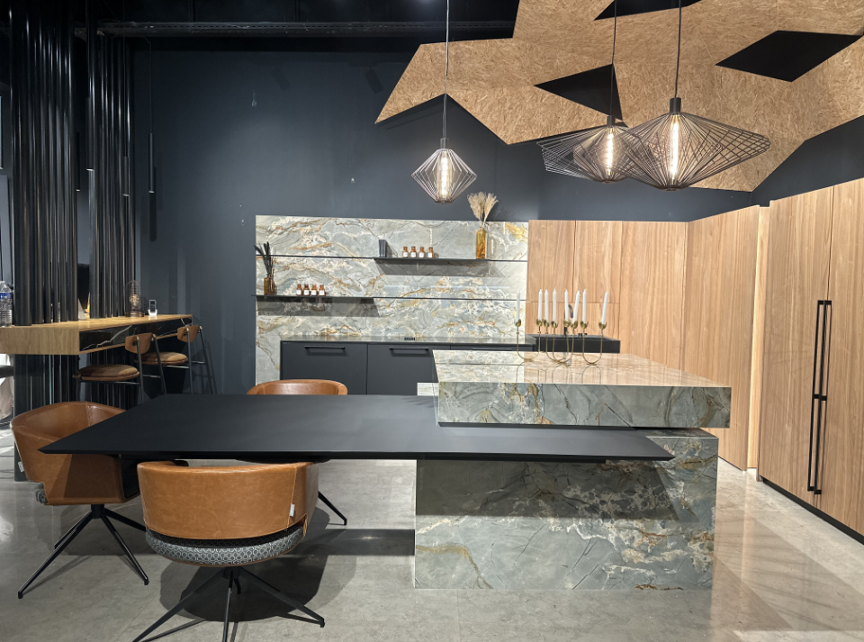 Photo de l'intérieur du showroom de garches 92