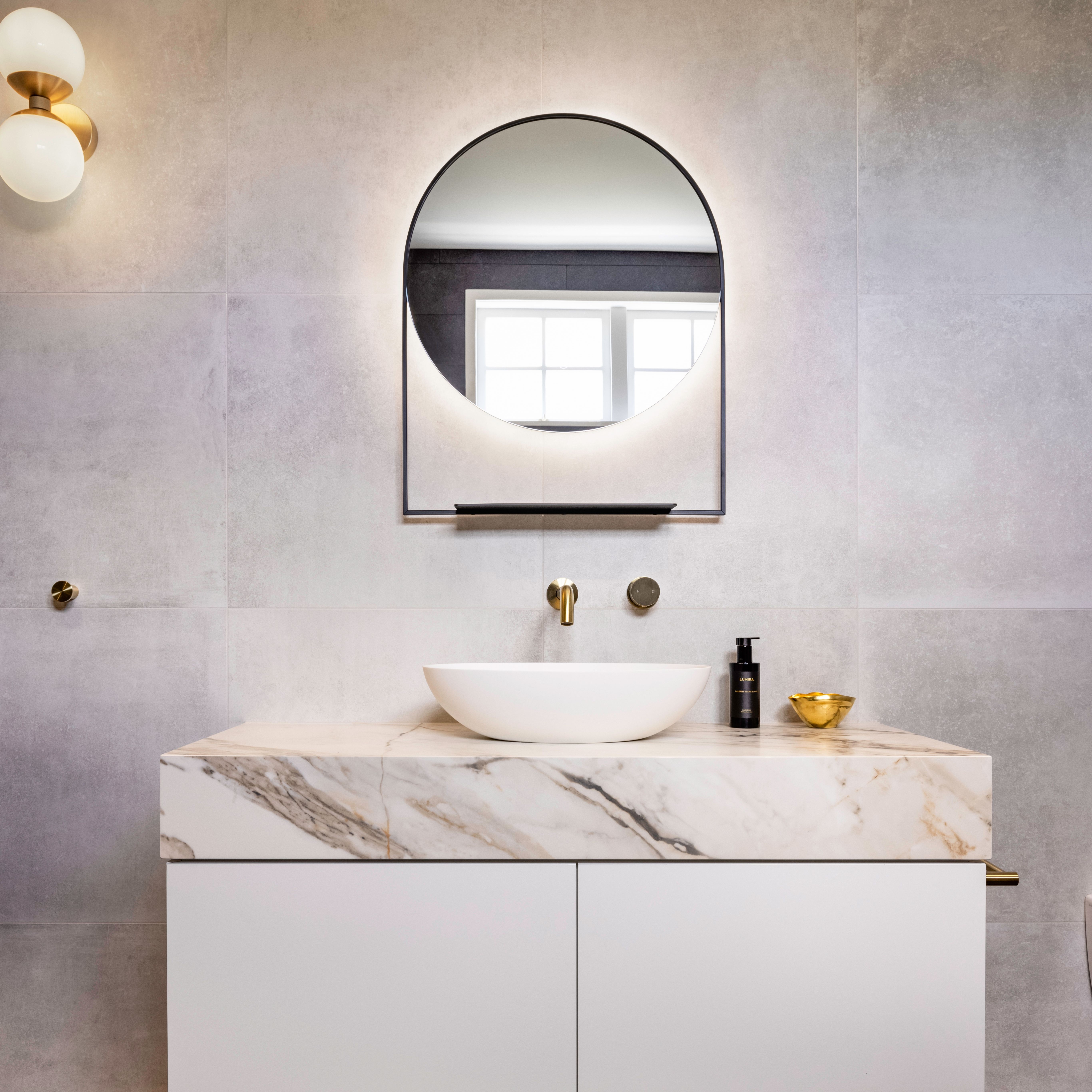 Réalisation n°2 du plan de travail Calacatta Luxe en Ceramique Neolith The Size