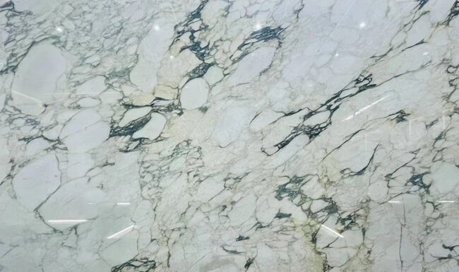 Épaisseur et finition de tranche du coloris Calacatta Monet en Marbre