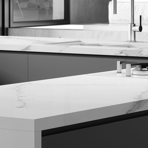 Réalisation n°4 du plan de travail Unique Calacatta en Quartz Compac