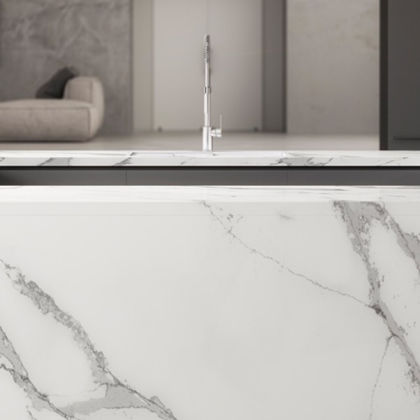 Réalisation n°7 du plan de travail Unique Calacatta en Quartz Compac