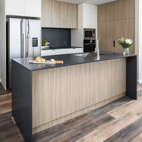 Réalisation n°1 du plan de travail Charcoal Soapstone en Quartz Silestone