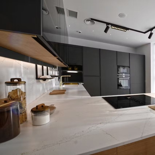Réalisation n°3 du plan de travail Ethereal Glow en Quartz Silestone