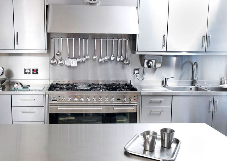 Plan de travail inox pour votre cuisine et salle de bain
